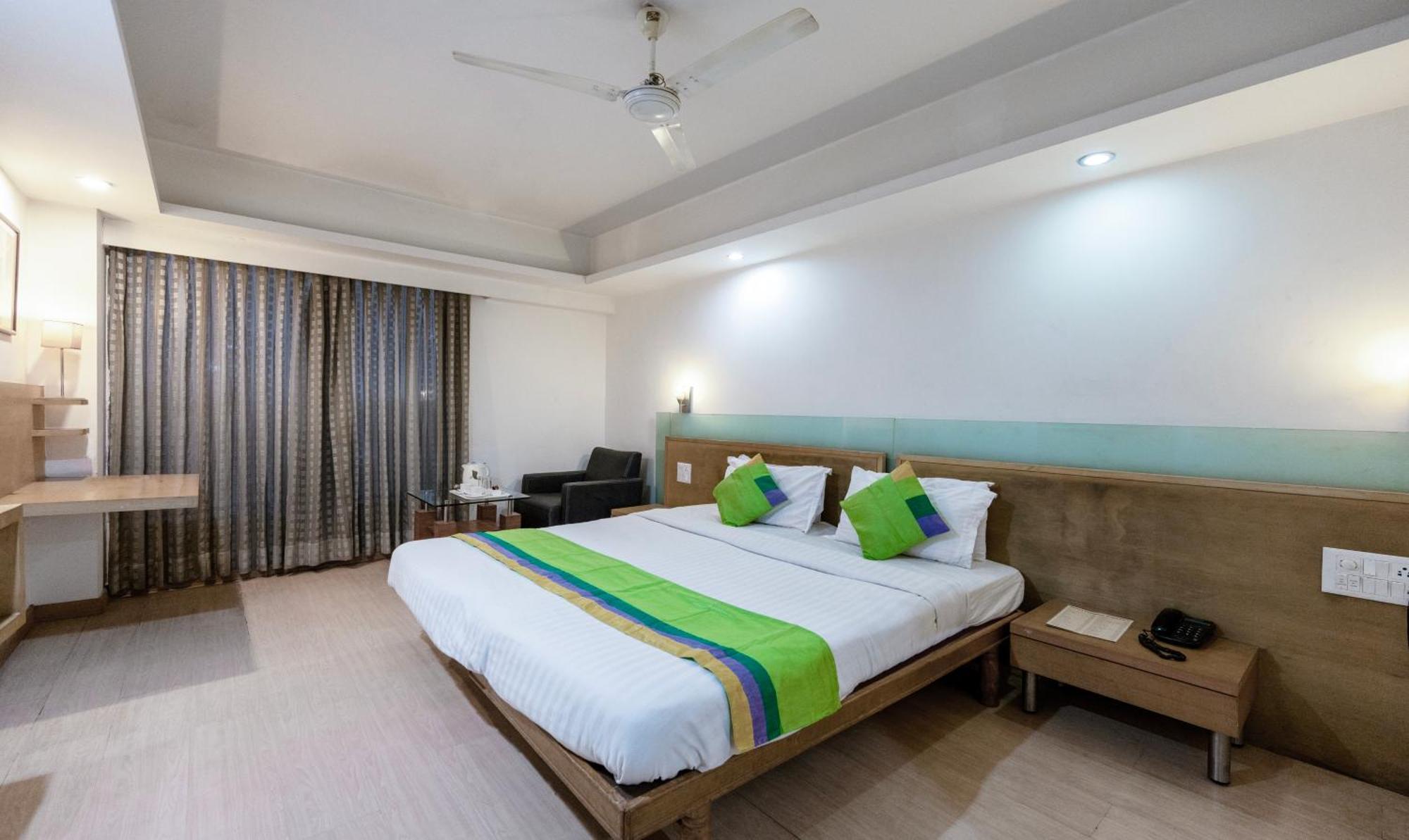 Treebo Trend Cambay Sapphire Ahmedabad Extérieur photo